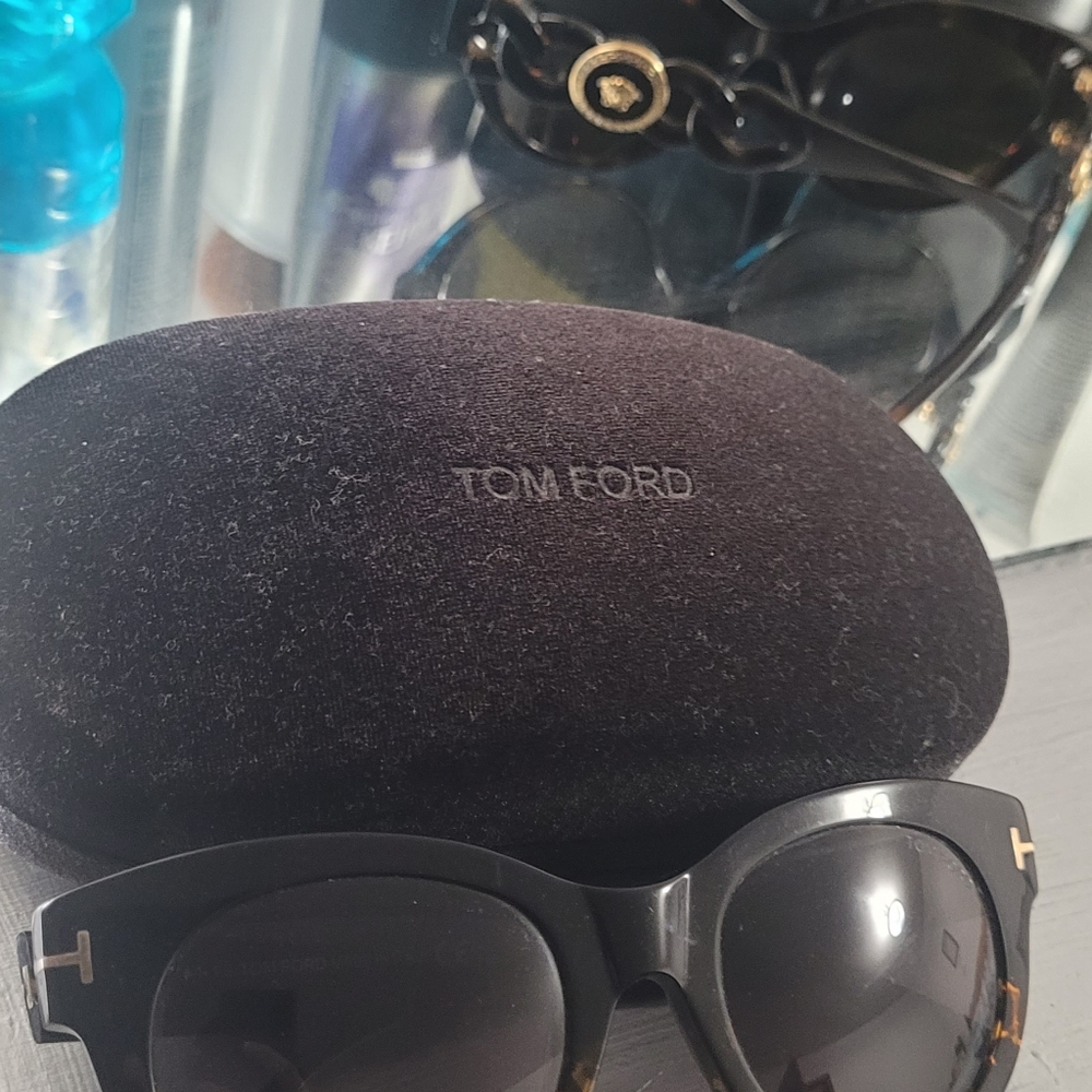 Authentic TF tortoise sunglasses - Picture 5 of 5
